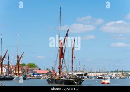 Hydrogen, historic Thames sailing Barge, sailing towards Maldon Hythe Quay on the River Chelmer, Maldon, Essex, UK. Yachts and boats in quay Stock Photo