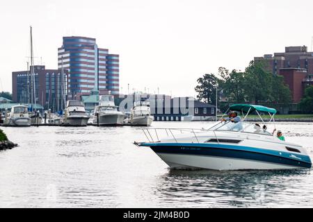 Hampton Virginia,Tidewater Area,Hampton River water,marina boats boating harbor harbour yacht office buildings city skyline Stock Photo