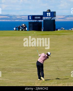 Gullane, Scotland, UK. 4th  August 2022. Opening round of the AIG Women’s Open golf championship at Muirfield in East Lothian. Pic;  Jinyoung Ko his her approach shot to the 11th hole. Iain Masterton/Alamy Live News Stock Photo