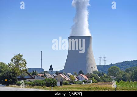 Essenbach, Deutschland. 04th Aug, 2022. Nuclear power plant ISAR 2, cooling tower. ? Credit: dpa/Alamy Live News Stock Photo