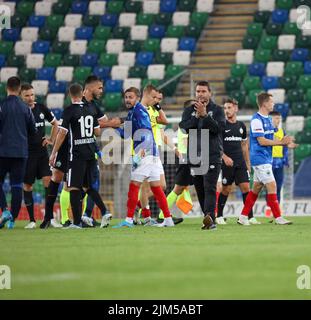 Windsor Park, Belfast, Northern Ireland, UK. 04 Aug 2022. UEFA Europa League Third Qualifying Round  (first leg) – Linfield v FC Zurich. Action from tonight's game at Windsor Park (Linfield in blue). Linfield manager David Healy salutes the Linfield supportres after the game. Credit: CAZIMB/Alamy Live News. Stock Photo