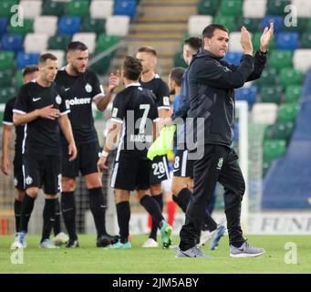 Windsor Park, Belfast, Northern Ireland, UK. 04 Aug 2022. UEFA Europa League Third Qualifying Round  (first leg) – Linfield v FC Zurich. Action from tonight's game at Windsor Park (Linfield in blue). Linfield manager David Healy salutes the Linfield supportres after the game. Credit: CAZIMB/Alamy Live News. Stock Photo