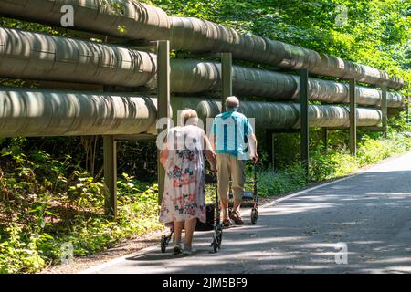 Lothringentrasse, in the north of Bochum, Bochum-Grumme, district heating lines, senior citizens with rollator walking, former railway line, connects Stock Photo