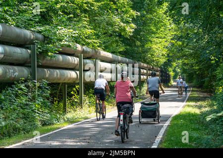 Cycling in the Ruhr area, Lothringentrasse, in the north of Bochum, Bochum-Grumme, former railway line, largely along district heating pipelines, conn Stock Photo