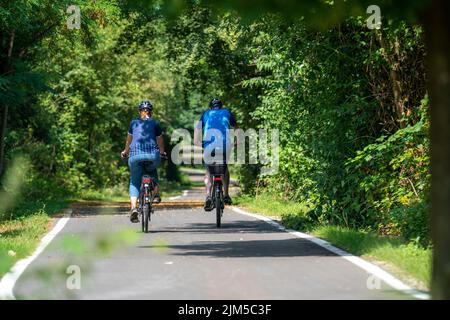 Cycling in the Ruhr area, Lothringentrasse, in the north of Bochum, Bochum-Grumme, former railway line, connects the southern cycle paths with the nor Stock Photo