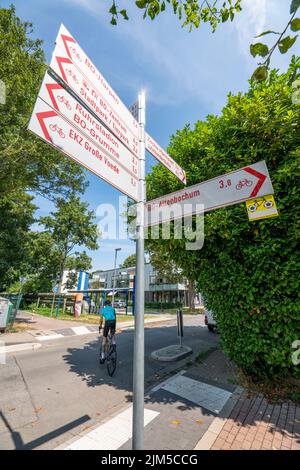 Cycling in the Ruhr area, Lothringentrasse, in the north of Bochum, Bochum-Grumme, signpost to the cycle path network, former railway line, connects t Stock Photo