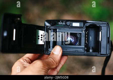 Vista frontal de una cámara analógica compacta, sistema de 35 mm, Marca  Canon, modelo 'Af9 Prima', imagen monocroma Fotografía de stock - Alamy