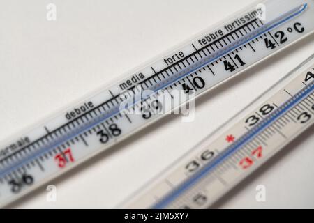 https://l450v.alamy.com/450v/2jm5xy7/clinical-thermometer-in-analog-form-mercury-thermometer-on-white-background-with-italian-writing-high-fever-forty-two-degrees-of-fever-2jm5xy7.jpg
