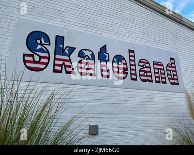 Roller Skating Rink Sign Augusta, Ga USA - 12 25 21: Vintage throw back Skateland Roller skate ...
