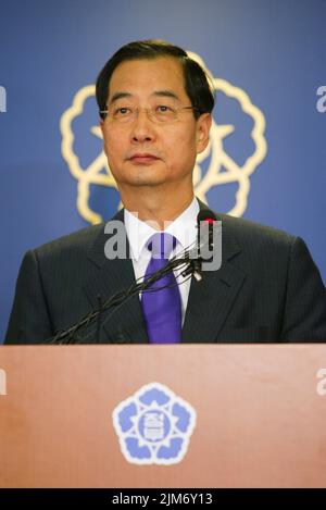 Prime Minister Han Ducksoo speaks at a meeting with Korean residents