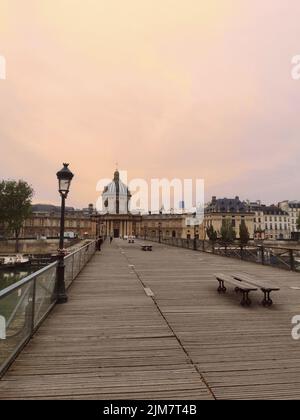 Idyllic shot of the sunrise on Pont des Arts in Paris. This Bridge over the famous river Seine connects Louvre with the Institut de France Stock Photo
