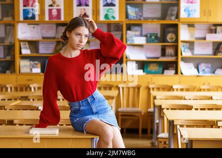 Short red outlet sweater