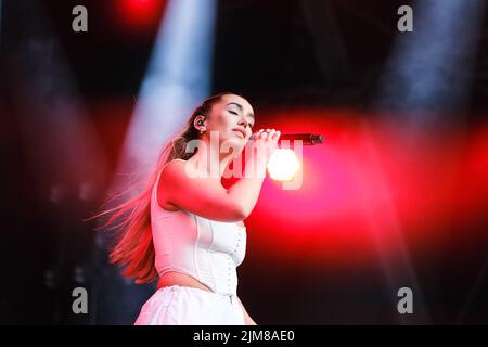 Gracey (Grace Barker) performing during Somerset House Summer Series 2022 held at Somerset House , London on Sunday 17 July 2022 . Picture by Julie Edwards. Stock Photo