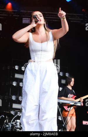 Gracey (Grace Barker) performing during Somerset House Summer Series 2022 held at Somerset House , London on Sunday 17 July 2022 . Picture by Julie Edwards. Stock Photo