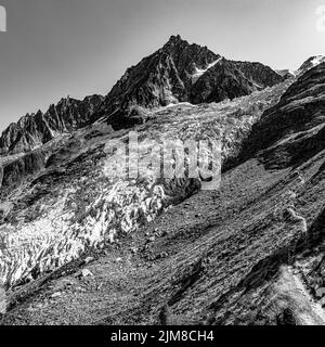 L'aiguille du midi 3842 mètres et le glacier des Bossons depuis la jonction. Itinéraire de la première ascension du Mont-Blanc  par Balmat en  1786. Stock Photo