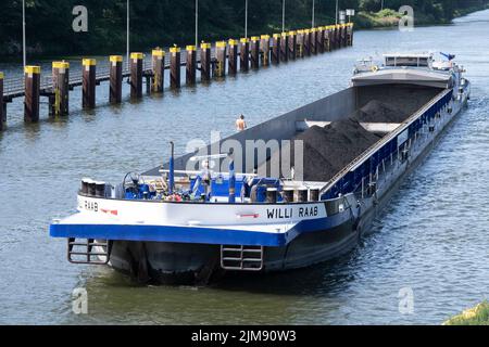 Gelsenkirchen, Deutschland. 03rd Aug, 2022. The cargo ship Willi Raab loaded with coal heads for the southern lock chamber, lock group Gelsenkirchen on the Rhine-Herne Canal, RHK, in Gelsenkirchen, August 3rd, 2022, © Credit: dpa/Alamy Live News Stock Photo