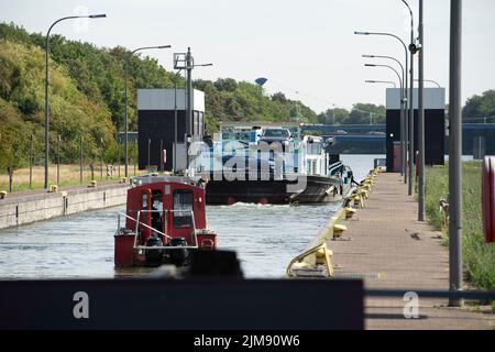 Gelsenkirchen, Deutschland. 03rd Aug, 2022. The cargo ship Helena Tineke loaded with coal is locked uphill in the northern lock chamber, lock group Gelsenkirchen on the Rhine-Herne Canal, RHK, in Gelsenkirchen, 08/03/2022, © Credit: dpa/Alamy Live News Stock Photo