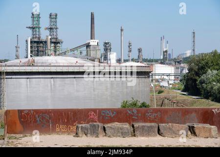 Gelsenkirchen, Deutschland. 03rd Aug, 2022. Tanks, tank farms, distillation columns, chimneys, pipelines, refinery of Ruhr Oel GmbH BP in Gelsenkirchen, August 3rd, 2022, © Credit: dpa/Alamy Live News Stock Photo