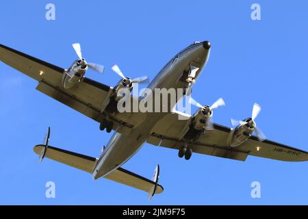 Super Constellation, Super Conny. Approach, very close from below Stock Photo