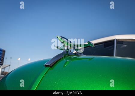 Lebanon, TN - May 13, 2022: Close up detail view of car hood ornament of a 1949 GMC 100 Panel Truck at a local car show. Stock Photo