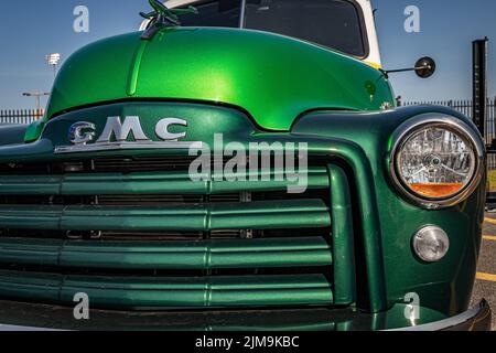 Lebanon, TN - May 14, 2022: Wide angle front detail view of a 1949 GMC 100 Panel Truck at a local car show. Stock Photo