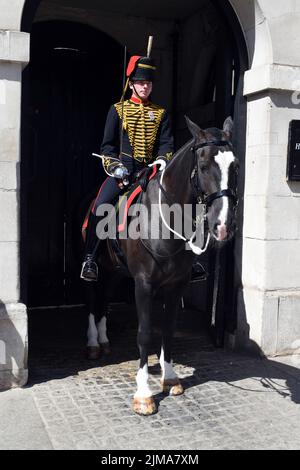 London, UK. 5th Aug, 2022. Sentry in Whitehall for Horse guards parade. Sun in West End as heat wave continues. Credit: JOHNNY ARMSTEAD/Alamy Live News Stock Photo