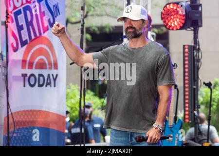 New York, USA. 05th Aug, 2022. Country music star Walker Hayes performs on the TODAY Show on TODAY Plaza in New York, NY, on Aug.5, 2022. (Photo by Gabriele Holtermann/Sipa USA) Credit: Sipa USA/Alamy Live News Stock Photo