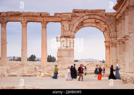 Visitors walking in the Ruins of the ancient city of Palmyra, Syrian Desert Stock Photo