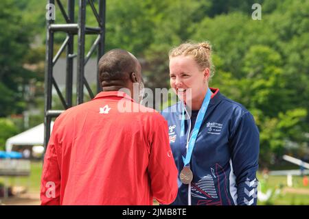 Dartmouth, Canada. August 5th, 2022. At medal ceremony Great Britain Hope Gordon receives her Silver medal from Bruni Surin in the Paracanoe VL3 200m World Championships. Her compatriot Charlotte Henshaw takes Gold, and Brazil's Mari Santilli Bronze. The 2022 ICF Canoe Sprint and Paracanoe World Championships takes place on Lake Banook in Dartmouth (Halifax). Credit: meanderingemu/Alamy Live News Stock Photo