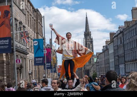 Edinburgh, Scotland, UK. 5th August, 2022. Performers on The Royal Mile promoting the show Boom on at Underbelly Bristo Square - McEwan Hall during The Edinburgh Fringe Festival. Credit: Skully/Alamy Live News Stock Photo