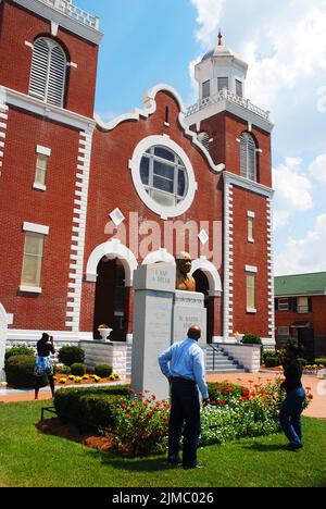 An African American family visits the Brown Chapel AME Church in Selma, Alabama, where Martin Luther King began his Civil Right March on Montgomery Stock Photo