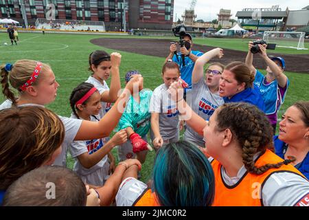 Detroit, Michigan - Players on the United States women's team in the Special Olympics Unified Cup football (soccer) tournament huddle before their mat Stock Photo