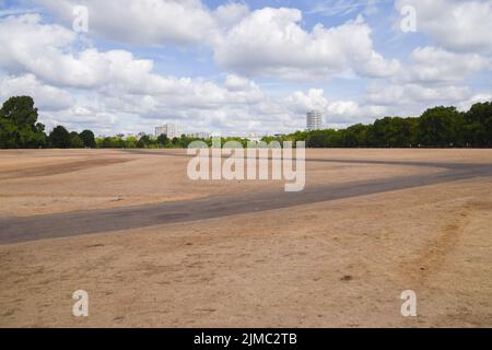 London, UK. 4th August 2022. Hyde Park remains parched as England reports its driest July in a close to a century. Man-made climate change has led to heatwaves and drought conditions in much of the UK. Stock Photo