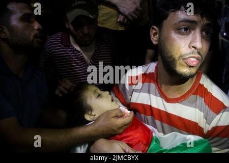 Gaza City, Gaza Strip, Palestine. 5th Aug, 2022. Gaza City, Gaza Strip. 05 August 2022. A large crowd mourn 5 years old Alaa Abdullah Qaddoum, who was killed in Israeli airstrikes on the Gaza Strip on Friday. Credit: ZUMA Press, Inc./Alamy Live News Stock Photo