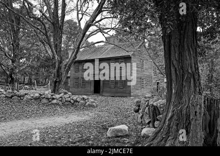 Black and White Image of the Hartwell Tavern, along the Battle Road Trail (Bay Road), between Lexington and Concord, Massachusetts Stock Photo
