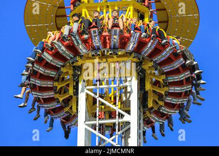 Crange, Herne, NRW, 05th Aug, 2022. People on the 85 metre high 'Hangover - The Tower' ride. The official opening day of the 2022 Cranger Kirmes, Germany's 3rd largest funfair and the largest of its kind in NRW, sees thousands of visitors enjoying the carousels, roller coasters, beer halls, food stalls and other attractions. The popular fair, which was paused during the pandemic, regularly attracts more than 4m visitors during its 10 day run and has been established for decades in its current form, with the fair itself dating back to the early 18th century at Crange. Credit: Imageplotter/Alamy Stock Photo