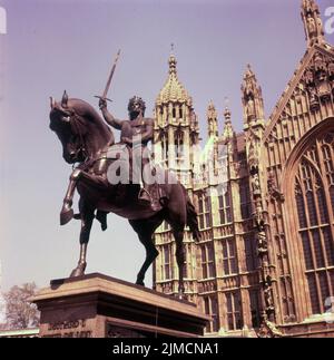 Circa 1964, London, England, United Kingdom: King Richard the Lion heart statue near the Palace of Westminster. Richard Coeur de Lion is a Grade II listed equestrian statue of the 12th-century English monarch Richard I, also known as Richard the Lionheart, who reigned from 1189 to 1199. (Credit Image: © Keystone USA/ZUMA Press Wire) Stock Photo