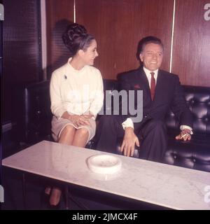 1963, Borehamwood, England, United Kingdom: Actors ELIZABETH (LIZ) TAYLOR and RICHARD BURTON at Boreham Wood Elstree Studios in Hertfordshire when they were making The V. I. P's. The V.I.P.s (also known as Hotel International) is a 1963 British comedy-drama film. (Credit Image: © Keystone USA/ZUMA Press Wire) Stock Photo