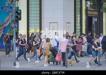 180815) -- ISTANBUL, Aug. 15, 2018 -- Customers queue at a Louis