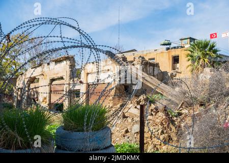 Barbed wire and a sentry post at the UN buffer zone (Green line) in divided Nicosia, Cyprus Stock Photo