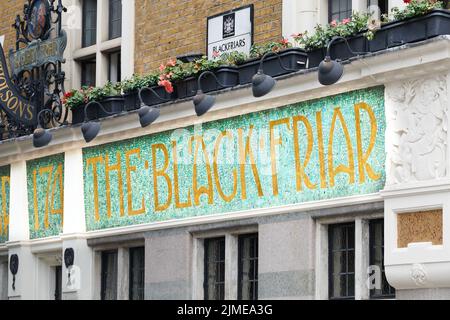 The Blackfriars saloon bar and pub, opposite Blackfriars rail station, London, England. Stock Photo