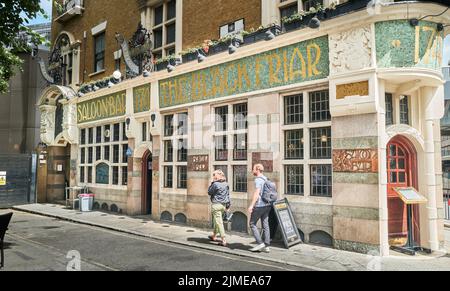 A couple of customers at the Blackfriars saloon bar and pub, opposite Blackfriars rail station, London, England. Stock Photo