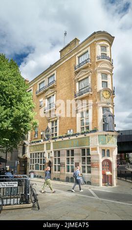 The Blackfriars saloon bar and pub, opposite Blackfriars rail station, London, England. Stock Photo