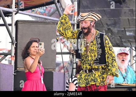 Lungomare, Lido di Fermo, Italy, August 05, 2022, Jovanotti performing on stage and his wife Francesca Valiani makes a video with her mobile  during Stock Photo