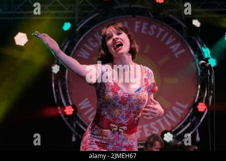 Wickham, UK. 05th Aug, 2022. Lorna Thomas, female vocalist with folk punk band Skinny Lister performing live on stage at Wickham Festival. Skinny Lister are a British folk band formed in London in 2009. Initially performing as a five-piece band until October 2013 when a drummer was added. They are signed to Xtra Mile Recordings, and were previously signed to Sunday Best Records in the UK, SideOneDummy Records in the US and Uncle Owen Records in Japan. Credit: SOPA Images Limited/Alamy Live News Stock Photo