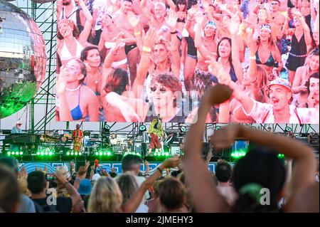 Lungomare, Lido di Fermo, Italy, August 05, 2022, Jovanotti's fanss  during  Jova Beach Party 2022 - Italian singer Music Concert Stock Photo