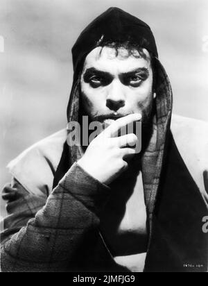 ORSON WELLES Portrait by ROMAN FREULICH in MACBETH 1948 director / producer ORSON WELLES play William Shakespeare adaptation Orson Welles music Jacques Ibert costume design (men) Fred A. Ritter executive producer Charles K. Feldman Mercury Productions / Republic Pictures Stock Photo