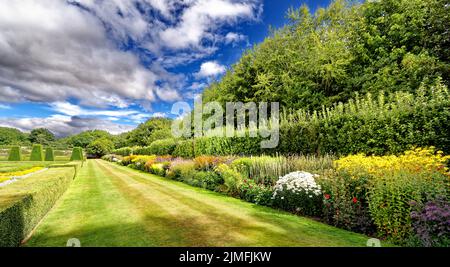 PITMEDDEN GARDEN ABERDEENSHIRE SCOTLAND IN SUMMER COLOURFUL PERENNIAL BORDER FLOWERS Stock Photo