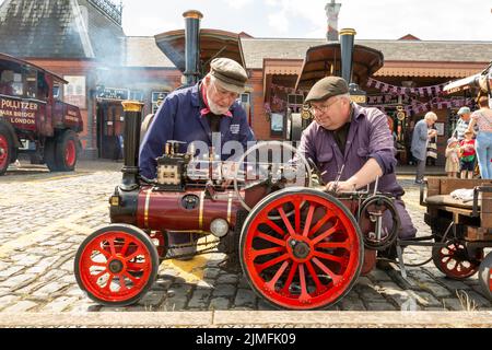 Kidderminster, Worcs, UK. 6th Aug, 2022. Father and son steam enthusiasts Les and Ian Bromley, 83 and 53, fine tune their pride and joy miniature steam traction engine, a Sidbury 1:4 scale Marshall steam traction engine at the Severn Valley Railway's Vintage Transport Extravaganza at Kidderminster, Worcestershire. They built the engine by hand taking over 2,000 hours of expert labour. The annual event has vintage motor vehicles as well as steam engines. Credit: Peter Lopeman/Alamy Live News Stock Photo