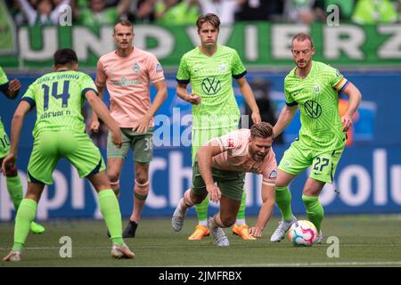 Wolfsburg, Germany. 06th Aug, 2022. Soccer, Bundesliga, VfL Wolfsburg - SV Werder Bremen, Matchday 1, Volkswagen Arena. Bremen's Niclas Füllkrug (2nd from right) plays against Wolfsburg's Maximilian Arnold (r). Behind him, Werder's Christian Groß (2nd from left) looks on. Credit: Swen Pförtner/dpa - IMPORTANT NOTE: In accordance with the requirements of the DFL Deutsche Fußball Liga and the DFB Deutscher Fußball-Bund, it is prohibited to use or have used photographs taken in the stadium and/or of the match in the form of sequence pictures and/or video-like photo series./dpa/Alamy Live News Stock Photo
